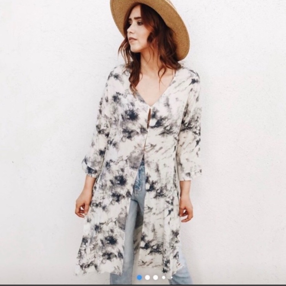 Carly Jean Los Angeles Kimono